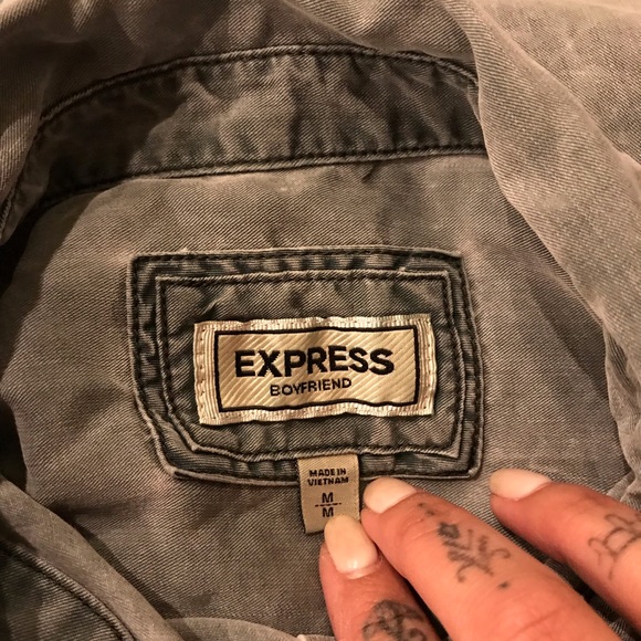 EXPRESS STONEWASH DENIM BUTTON-UP - Picture 5 of 5